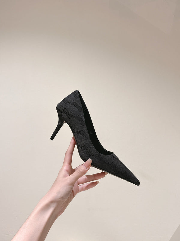 DÉCOLLETÉ A PUNTA IN TESSUTO JACQUARD CON MONOGRAMMA NERO