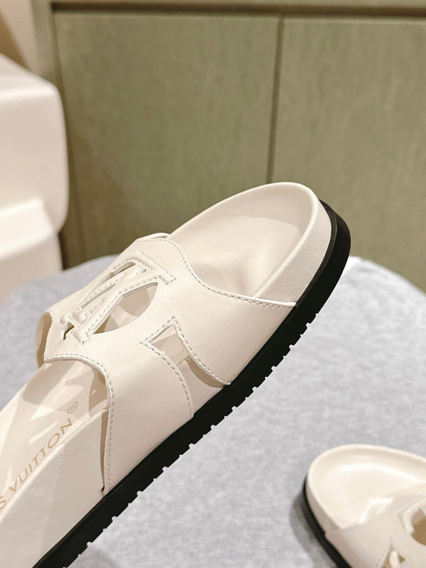 sandalo lv isola flat mule in pelle di vitello color crema