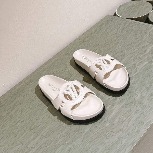 sandalo lv isola flat mule in pelle di vitello color crema