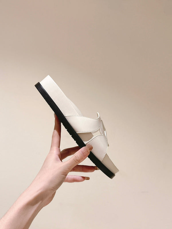 sandalo lv isola flat mule in pelle di vitello color crema