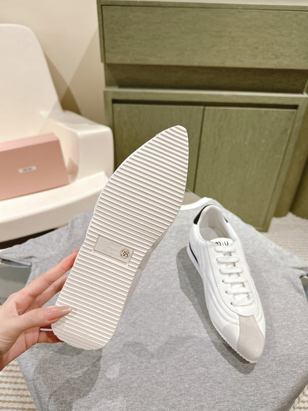 Miu Low-top Pointed Toe Sneakers White Cowhide Suede 445541