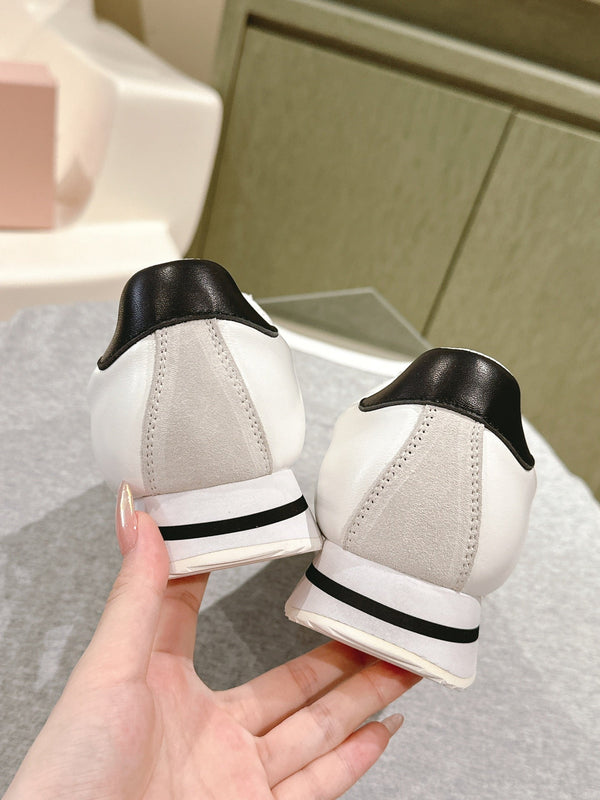 Miu Low-top Pointed Toe Sneakers White Cowhide Suede 445541