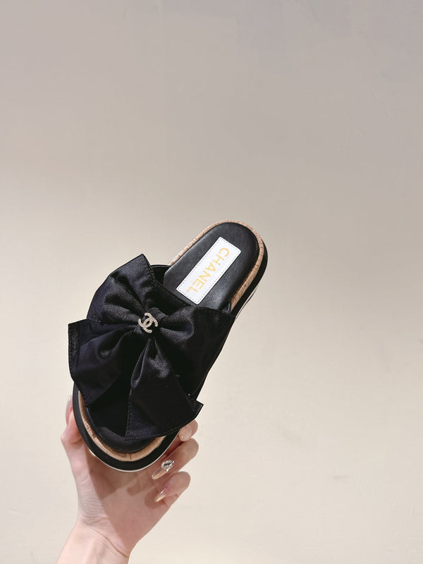 CC SLIPPERS WITH SILK BOW IN BLACK COWHIDE
