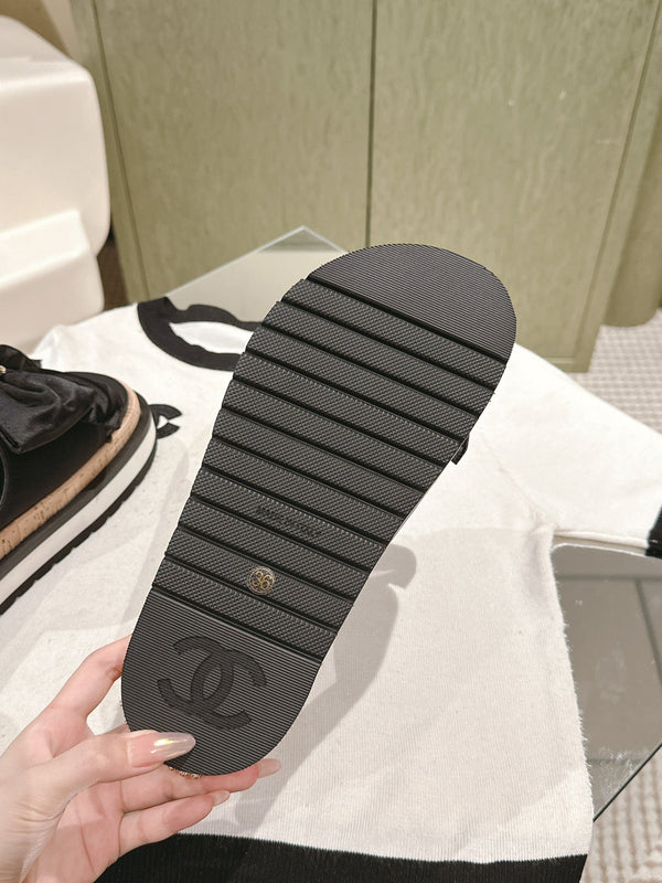 CC SLIPPERS WITH SILK BOW IN BLACK COWHIDE