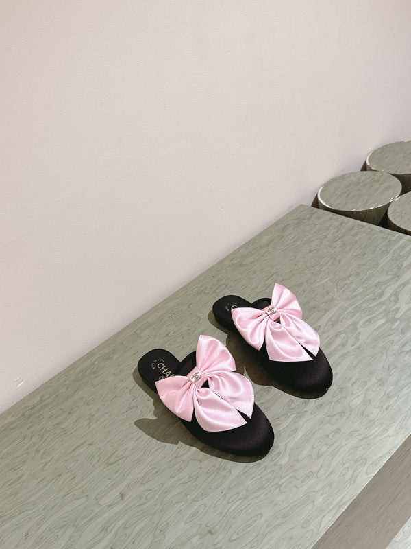 CC MULE WITH SILK LIGHT PINK BOW AND BLACK LAMBSKIN