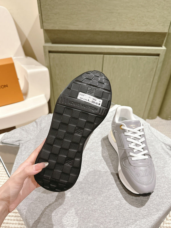Sneaker LV Neo Run Away 50mm in pelle di vacchetta grigia