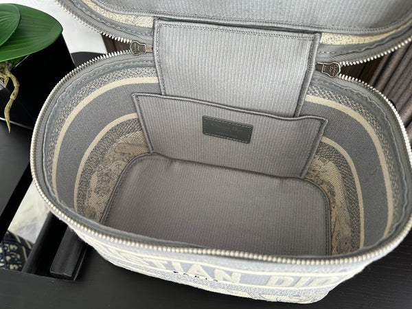 diortravel vanity 25 grey embroidery