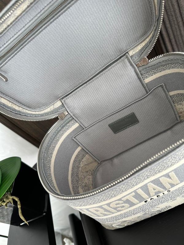 diortravel vanity 25 grey embroidery