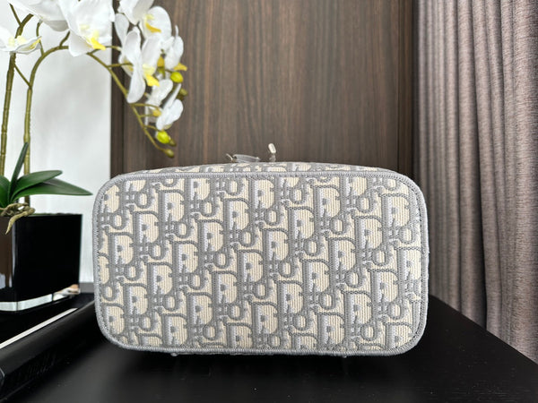 diortravel vanity 25 grey oblique embroidery