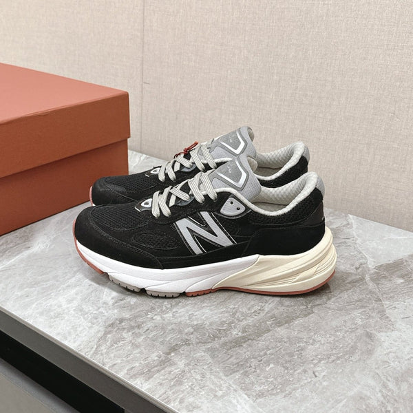 Sneaker LP x NB 990v6 45mm in pelle scamosciata nera, vitello bianco e tessuto a rete