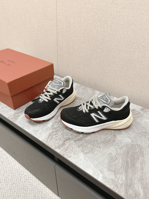 Sneaker LP x NB 990v6 45mm in pelle scamosciata nera, vitello bianco e tessuto a rete