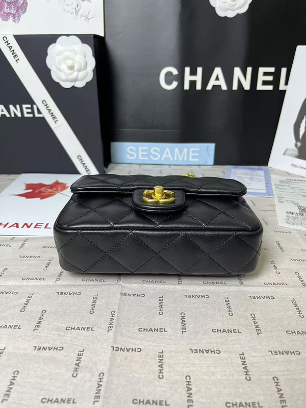 25C Mini Flap 19cm Pelle di agnello nera Hardware a forma di cuore dorato