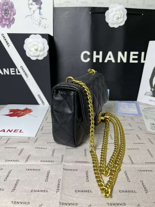 25C Mini Flap 19cm Pelle di agnello nera Hardware a forma di cuore dorato