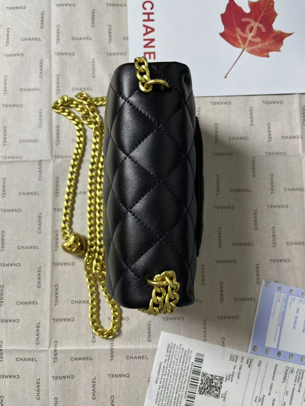 25C Mini Flap 19cm Pelle di agnello nera Hardware a forma di cuore dorato