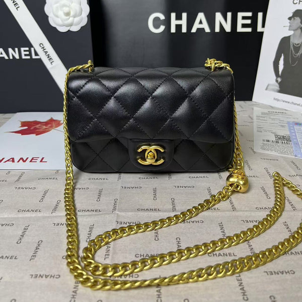 25C Mini Flap 19cm Pelle di agnello nera Hardware a forma di cuore dorato