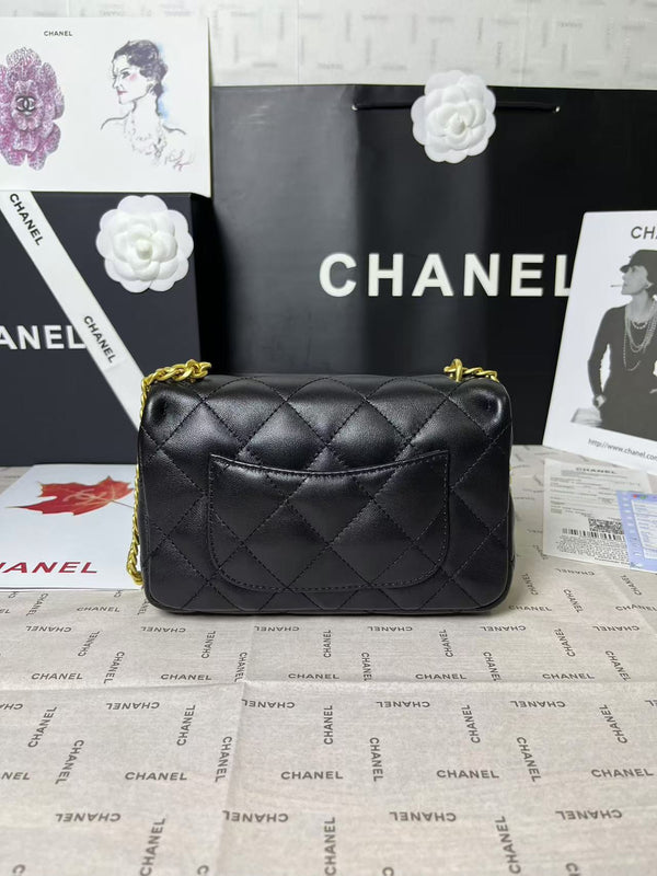 25C Mini Flap 19cm Pelle di agnello nera Hardware a forma di cuore dorato