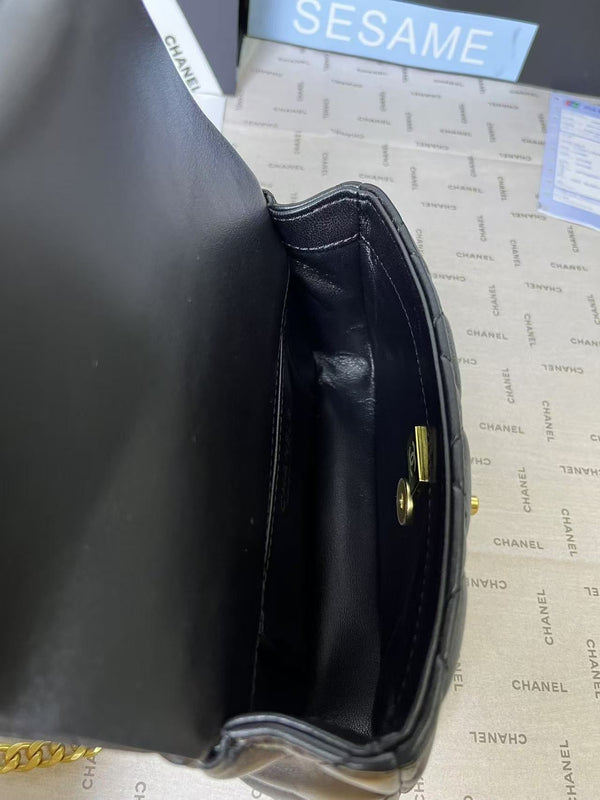 25C Mini Flap 19cm Pelle di agnello nera Hardware a forma di cuore dorato