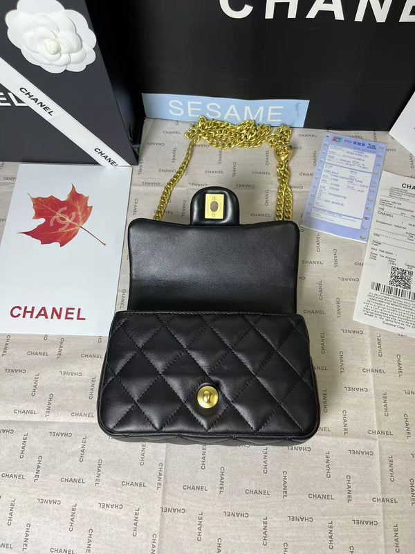 25C Mini Flap 19cm Pelle di agnello nera Hardware a forma di cuore dorato