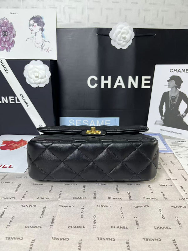 25C Mini Flap 24cm Pelle di agnello nera Hardware a forma di cuore dorato