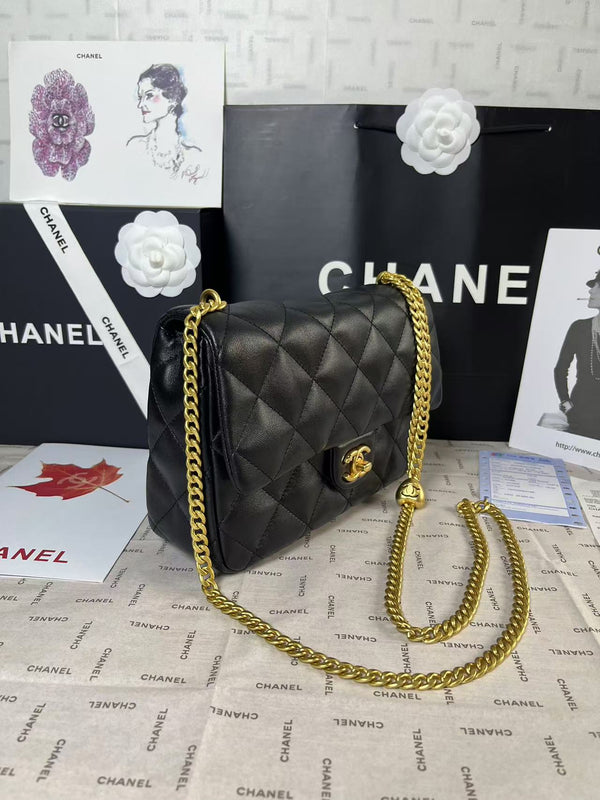 25C Mini Flap 24cm Pelle di agnello nera Hardware a forma di cuore dorato