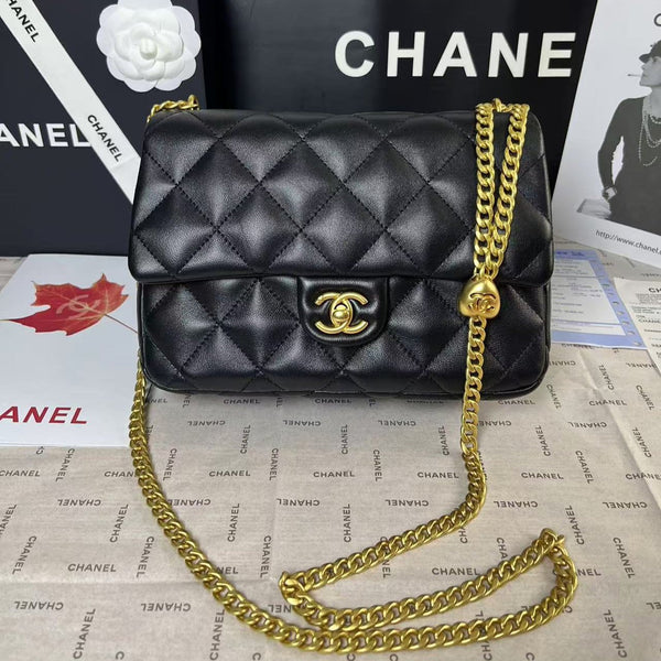 25C Mini Flap 24cm Pelle di agnello nera Hardware a forma di cuore dorato