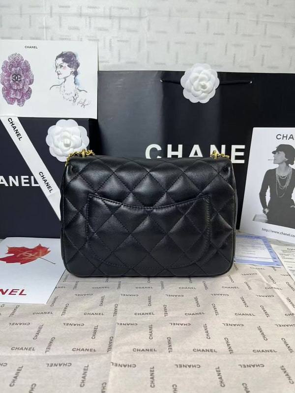 25C Mini Flap 24cm Pelle di agnello nera Hardware a forma di cuore dorato