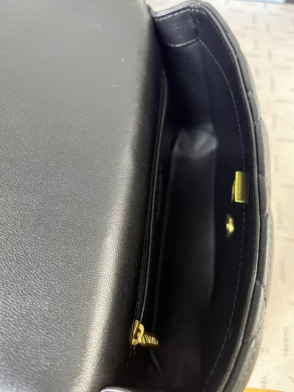 25C Mini Flap 24cm Pelle di agnello nera Hardware a forma di cuore dorato