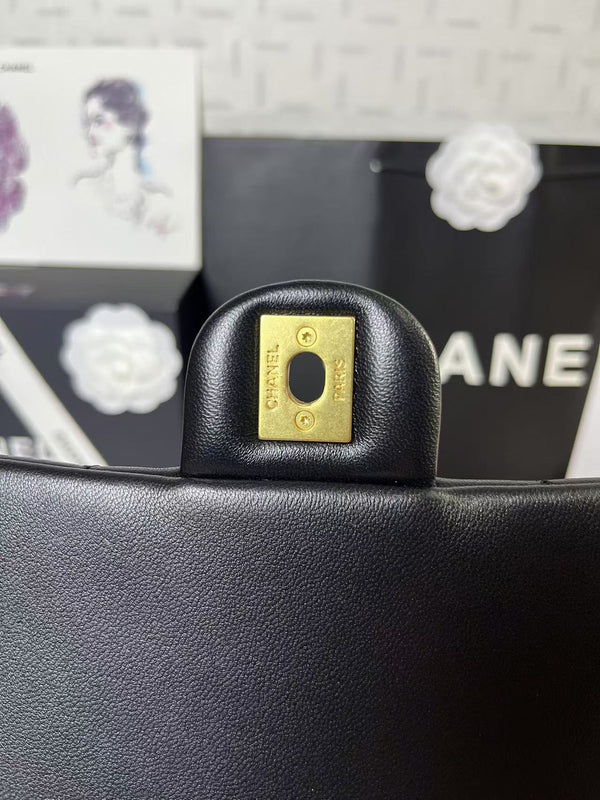 25C Mini Flap 24cm Pelle di agnello nera Hardware a forma di cuore dorato