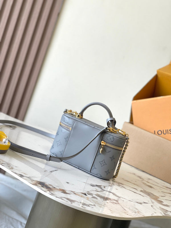 BORSA VANITY CHAIN ​​19 IN PELLE DI VITELLO CON MONOGRAMMA TRIANON E FIBBIA ORO