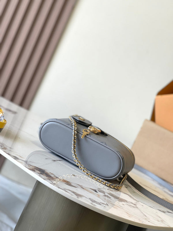 BORSA VANITY CHAIN ​​19 IN PELLE DI VITELLO CON MONOGRAMMA TRIANON E FIBBIA ORO