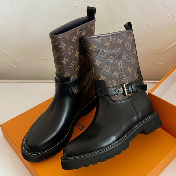 TERRITORY FLAT ANKLE BOOT IN BLACK EMBOSSED CALFSKIN