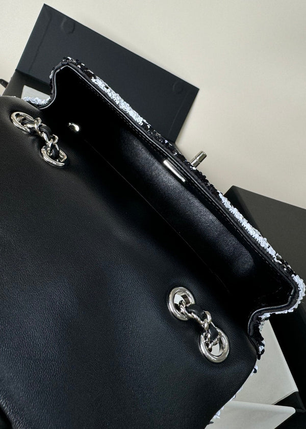 BORSA CON PATTA 20 IN SAQUINS NERO E BIANCO, FERRAMENTA ARGENTO 