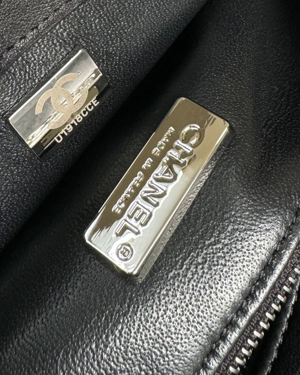 BORSA CON PATTA 20 IN SAQUINS NERO E BIANCO, FERRAMENTA ARGENTO 