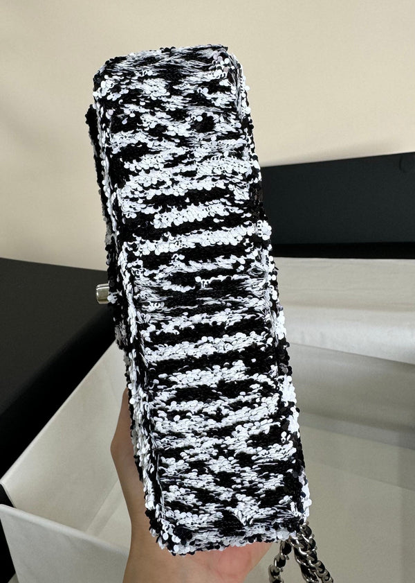 BORSA CON PATTA 20 IN SAQUINS NERO E BIANCO, FERRAMENTA ARGENTO 