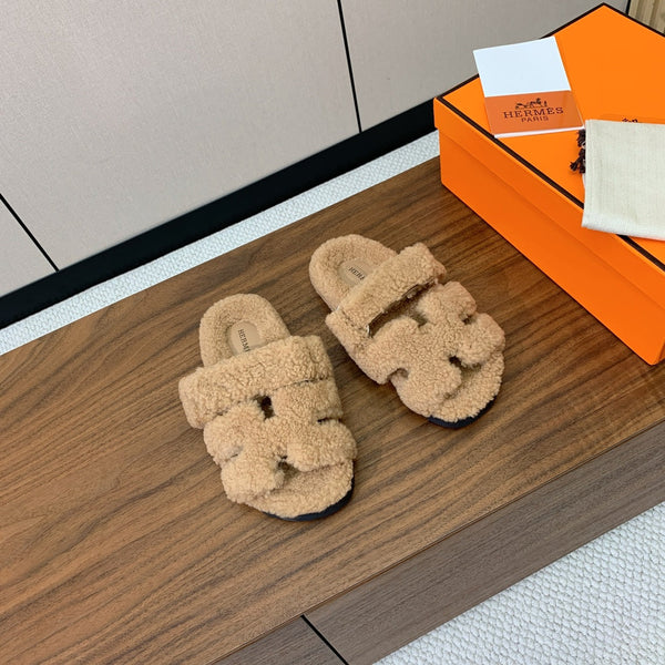 HM Chypre Sandal In Dark Beige Lamb Wool  984181