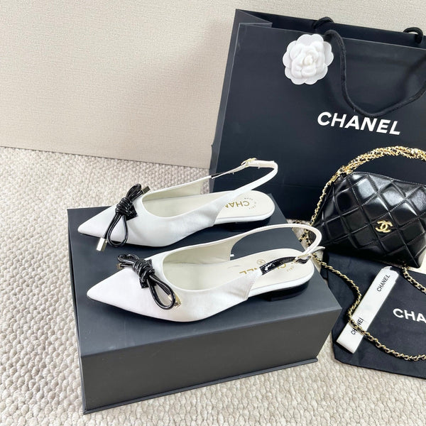 CC 25 Ballerine con cinturino posteriore in seta bianca 330922