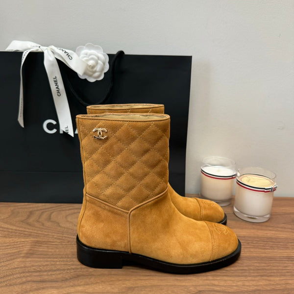 Stivali corti CC in pelle scamosciata trapuntata gialla