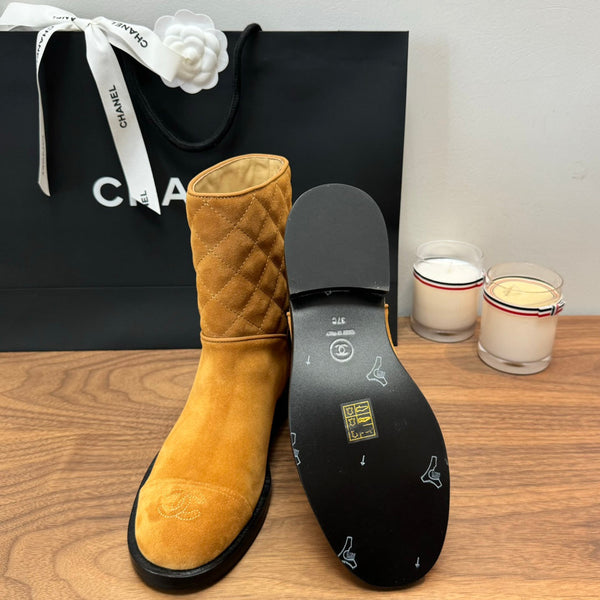 Stivali corti CC in pelle scamosciata trapuntata gialla