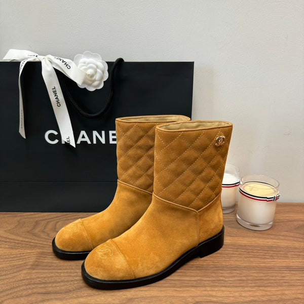 Stivali corti CC in pelle scamosciata trapuntata gialla