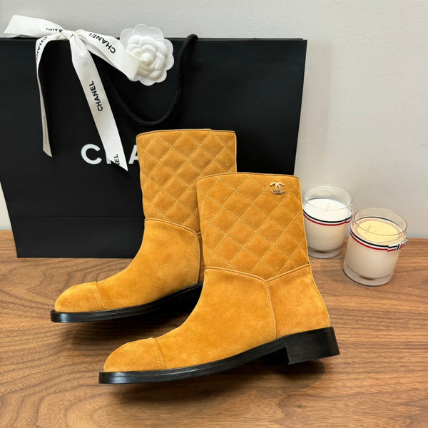 Stivali corti CC in pelle scamosciata trapuntata gialla