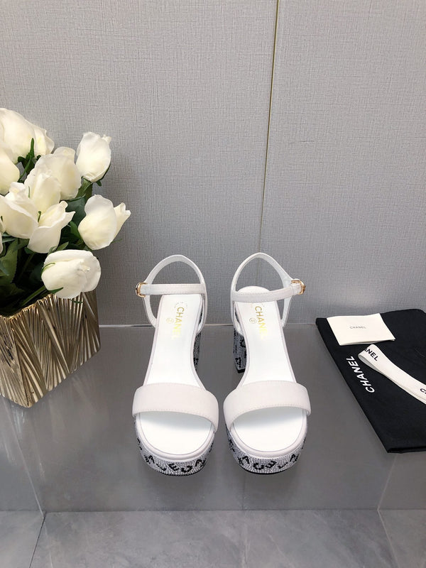 BLOCK HEEL WITH CRYSTAL 9 CM SANDAL IN WHITE FABRIC