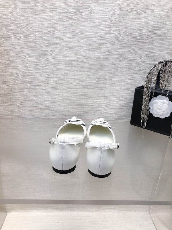 WHITE MIX BLACK LAMBSKIN CAMELLIA HOLLOW SANDAL