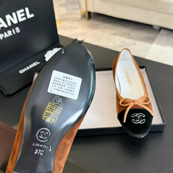 ballerina in pelle scamosciata marrone scuro in tela nera