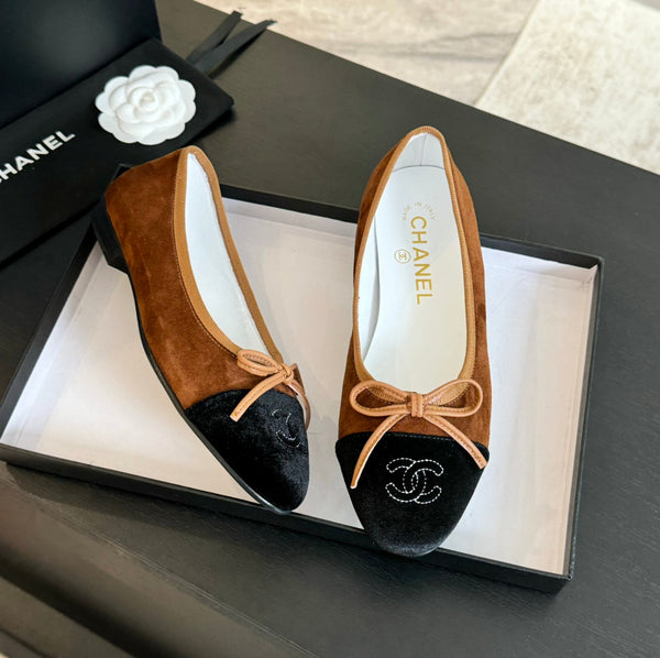 ballerina in pelle scamosciata marrone scuro in tela nera