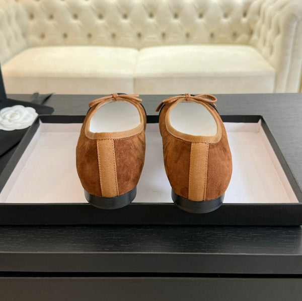 ballerina in pelle scamosciata marrone scuro in tela nera