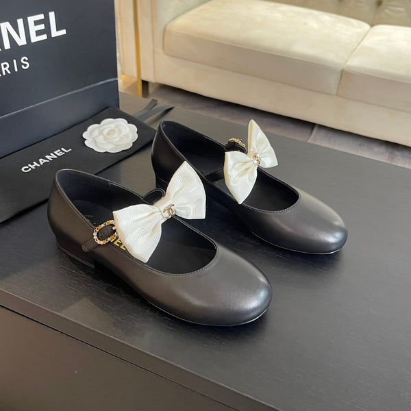 BALLERINA IN PELLE NERA CON FIOCCO BIANCO