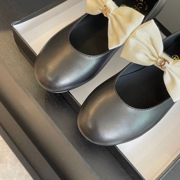 BALLERINA IN PELLE NERA CON FIOCCO BIANCO