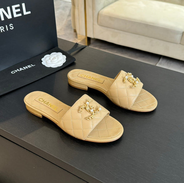 PANTOFOLE IN PELLE DI AGNELLO TRAPUNTATE BEIGE CREMA