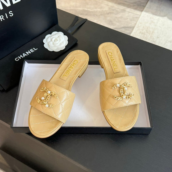 PANTOFOLE IN PELLE DI AGNELLO TRAPUNTATE BEIGE CREMA