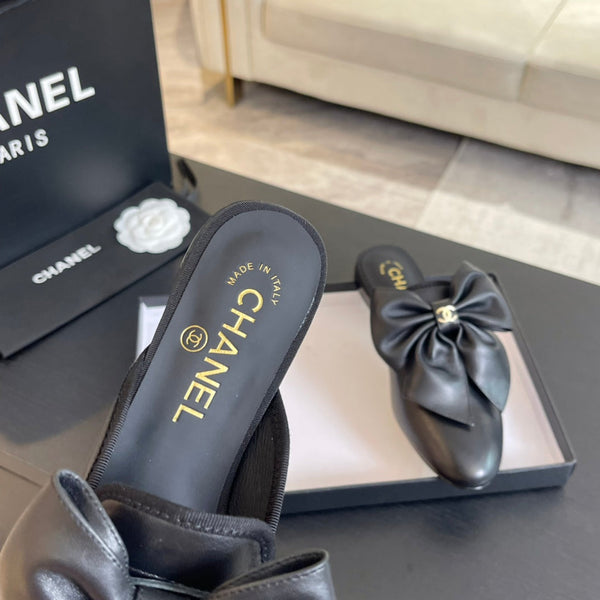 BIG BOW FLAT MULE SANDALS IN BLACK LAMBSKIN